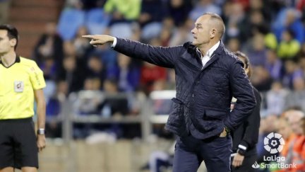 Víctor Fernández da indicadiones a sus jugadores durante el partido.
