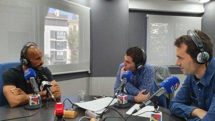 Mikel Rico en los estudios de Aragón Radio.