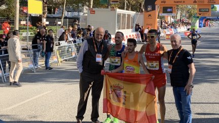 Toni Abadía posa en meta junto a 'Chiki' Pérez, primer español en cruzar la meta.