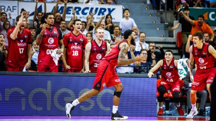 DJ Seeley celebra una canasta en el duelo ante el FC Barcelona.