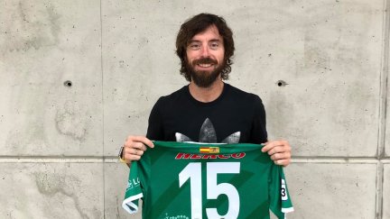 Nano Modrego posa con la camiseta del Cuarte en su presentación el pasado verano.
