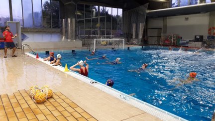 Fran Orizo da instrucciones a sus jugadoras en un entrenamiento reciente.