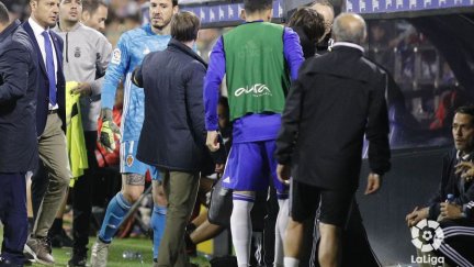 Cristian se retira lesionado en el partido contra Las Palmas.
