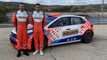 El turiasonense posa con el VW Polo con el que competirá en Madrid.