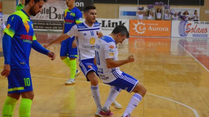 Carlos Retamar celebra con rabia el primer gol del encuentro.