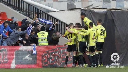 Los jugadores del Real Zaragoza celebran el gol de Javi Ros.