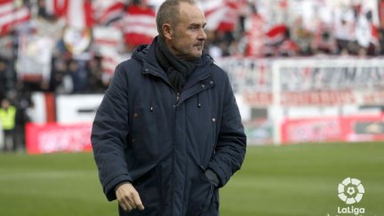 Víctor Fernández en el partido en Vallecas de este sábado.