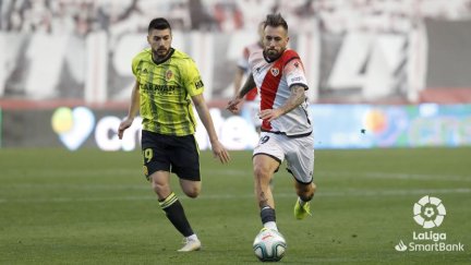 Papunashvili pelea por un balón el pasado sábado en Vallecas. Foto: LaLiga