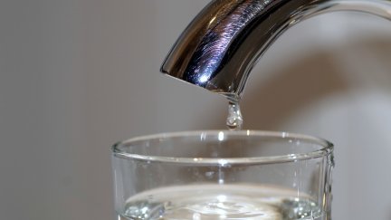 Consejos por el clima: cierra el grifo mientras te cepillas los dientes