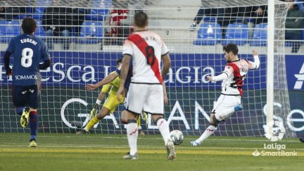 Pozo en el momento de marcar con el Rayo Vallecano. Foto: La Liga.