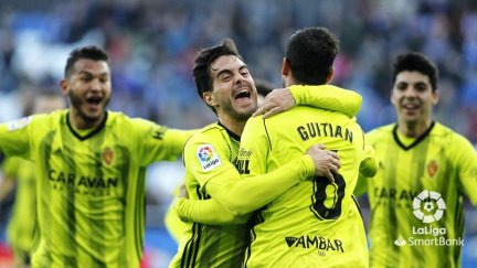 Javi Ros celebra con Guitián el primer gol del Real Zaragoza.