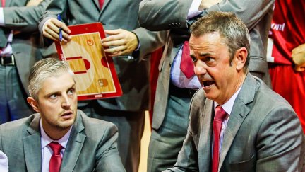 Porfirio Fisac dando instrucciones a sus jugadores.
