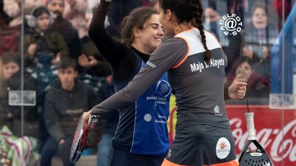 Majo Sánchez y Paula Josemaría celebrando la victoria. Foto: Padel Fotos.