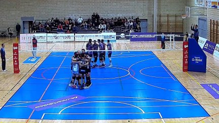 Los jugadores del CV Teruel celebran uno de los puntos sumados ante el CV Manacor.