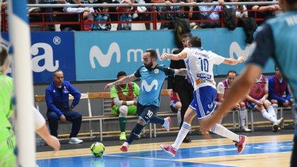 Ricardinho se dispone a disparar ante la presión de Retamar en el duelo de esta tarde.