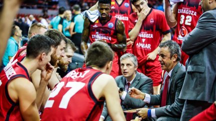 Porfirio Fisac da instrucciones a sus jugadores durante un tiempo muerto del partido.