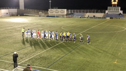 Saludo inicial entre los equipos.