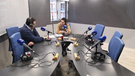 Entrevista a Manuel Torres en los estudios de Huesca de Aragón Radio.