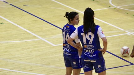 Dos jugadoras de Sala Zaragoza en un instante del duelo disputado hoy en Bilbao.