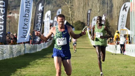 Toni Abadía al llegar a la meta en el Cross Zornotza. Foto: Asociación ANOC.