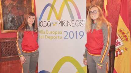 Las jugadoras del conjunto jaqués con la selección española.