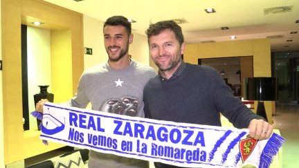 André Pereira con Lalo Arantegui tras firmar su contrato.