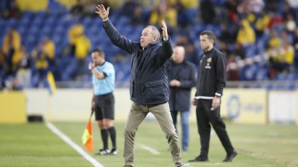 Víctor Fernández da indicaciones a sus jugadores durante el partido en Las Palmas.