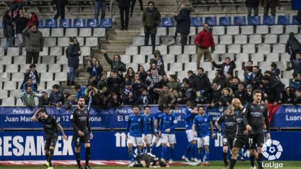 Los jugadores del Huesa lamentan el empate.
