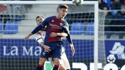 El delantero Daniel Escriche abandona la disciplina de la SD Huesca rumbo al Elche. Lo hace en calidad de cedido y hasta final de temporada. Ambos clubes han llegado a un acuerdo que se ha hecho oficial este lunes por la tarde. El ariete castellonense, que firmó por los azulgranas en verano de 2018. Escriche ha disputado esta temporada 15 partidos de Liga y dos de Copa del Rey. El delantero, en estos partidos, no ha marcado ningún gol. En concreto, en la Liga, ha disputado 731 minutos repartidos en esa quincena de partidos. En ellos, ha dado dos asistencias y ha jugado como titular en 7. El castellonense comenzó la temporada jugando de titular ante la falta de competencia en el ataque. La llegada de Okazaki le relegó a un segundo plano y el fichaje de Rafa Mir en este mercado de invierno a terminado con las opciones de Escriche en la SD Huesca.