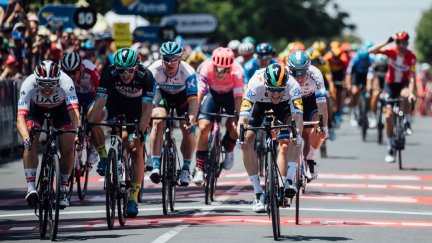 Imagen de Sam Bennett tras llevarse la primera etapa al sprint.