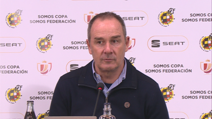 Víctor Fenández durante la rueda de prensa en La Romareda.