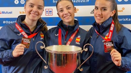 Raquel Roy y sus compañeras posan con el oro.