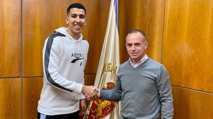 Jawad El Yamiq junto a Cristian Lapetra tras firmar su nuevo contrato.
