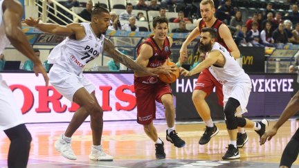 Rodrigo San Miguel juega el balón en un lance del encuentro de la primera vuelta.