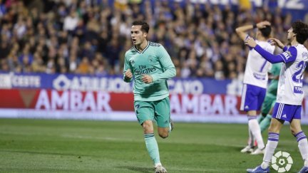 Lucas Vázquez celebra el segundo gol de Madrid ante el lamentó de Delmás y Linares.