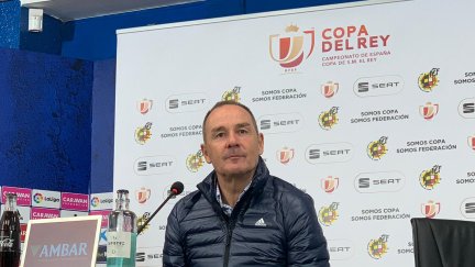 Víctor Fernández durante su comparecencia tras el encuentro.