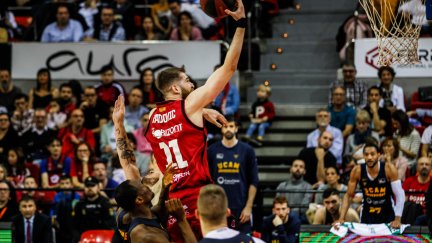 Radovic, uno de los más destacados del equipo, entra a canasta.