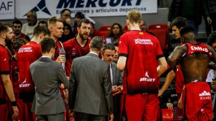 Porfirio Fisac da instrucciones a sus jugadores durante un tiempo muerto ante UCAM.