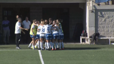 Las jugadoras del Zaragoza CFF celebran con una piña el 3-2 obra de Laura Martínez.