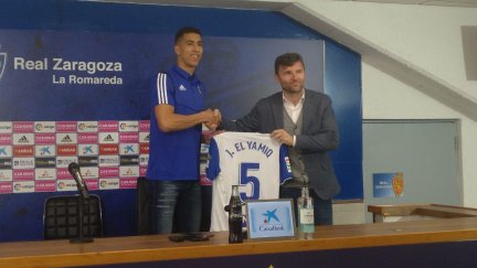 Lalo Arantegui y El Yamiq posan con el '5'.