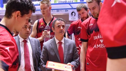 Fisac da instrucciones en el último partido de esta fase.