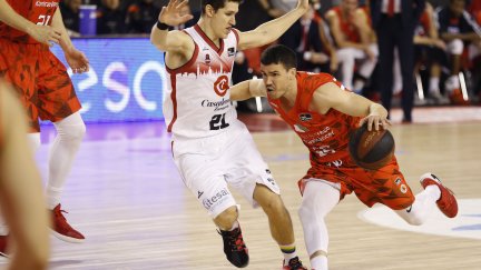 Rodrigo San Miguel, en una acción del duelo ante el BAXI Manresa.