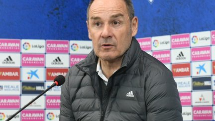 Víctor Fenández durante la rueda de prensa en La Romareda.