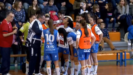 Las jugadoras de Sala Zaragoza atienden a Chus Muñoz en un tiempo muerto del encuentro.