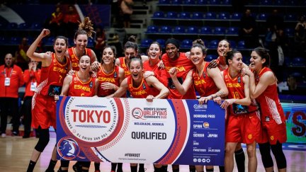 Las jugadoras de la selección española de baloncesto celebran su pase a los Juegos Olímpicos.