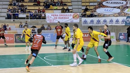 Una imagen del encuentro entre el Bada Huesca y el Barça disputado en el Palacio de los Deportes.