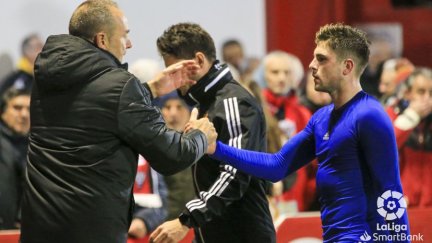 Víctor Fernández felicita a Raúl Guti al finalizar el duelo en Anduva.