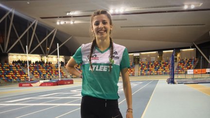 Mireya Arnedillo posa en la pista de Sabadell tras conseguir el récord.