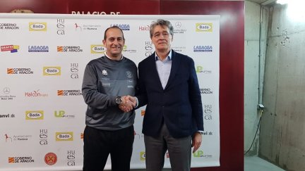 José Francisco Nolasco y Pachi Giné tras anunciar la renovación del técnico.
