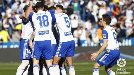 Los jugadores celebran el primer gol.